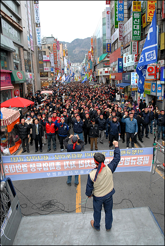 비정규직법안이 환노위를 통과한 다음날인 28일 오후3시 부산 서면 쥬디스태화 앞은 분노한 노동자들로 가득찼다. 